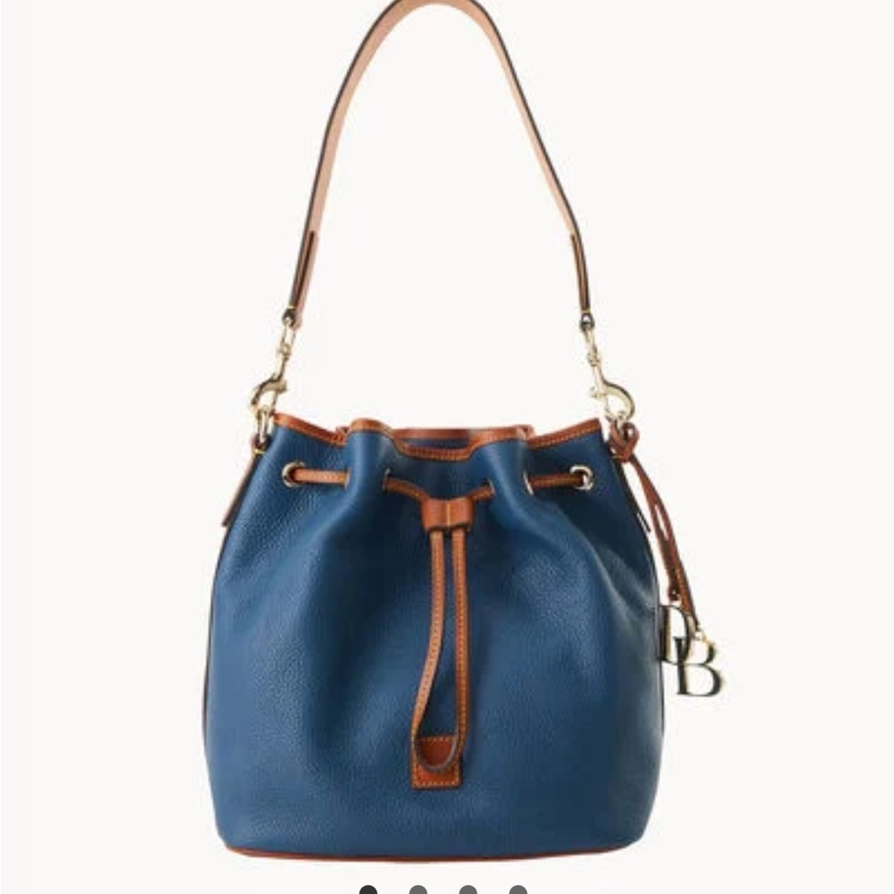 Dooney & Bourke “Jeans” pebble leather drawstring bucket bag 💙🤎
